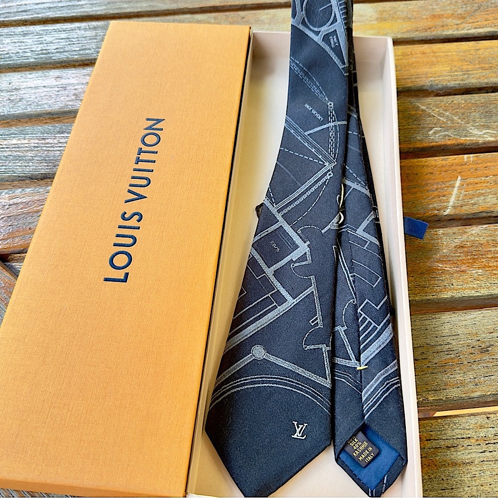 🎁HOLIDAY 26’🎁🔥🆕💯AUTHN LOUIS VUITTON BLK PHARRELL WLMS BLUEPRINT PLAN MOTIF TIE🔥